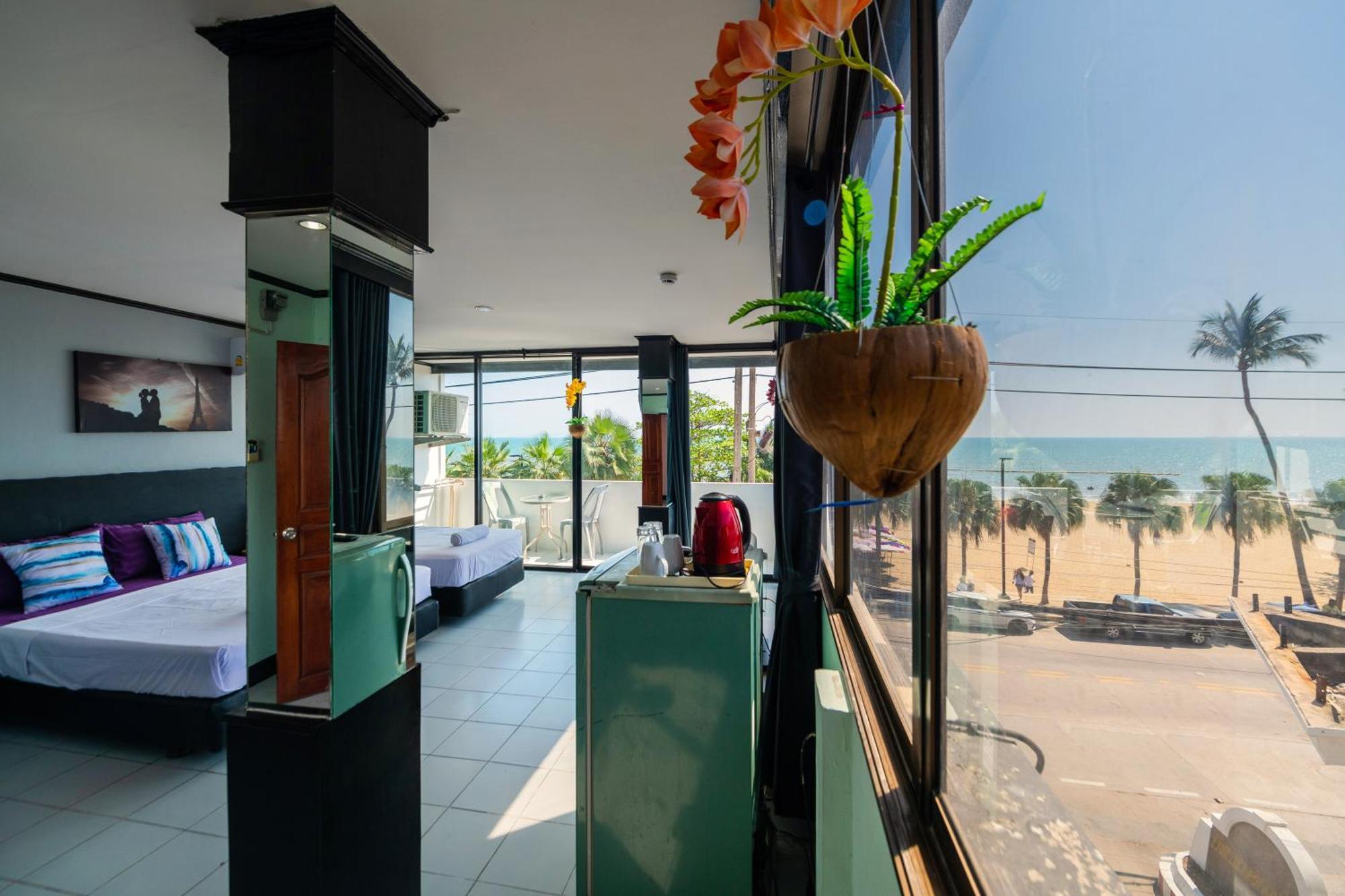 Happy Jomtien - Beachfront Rom bilde